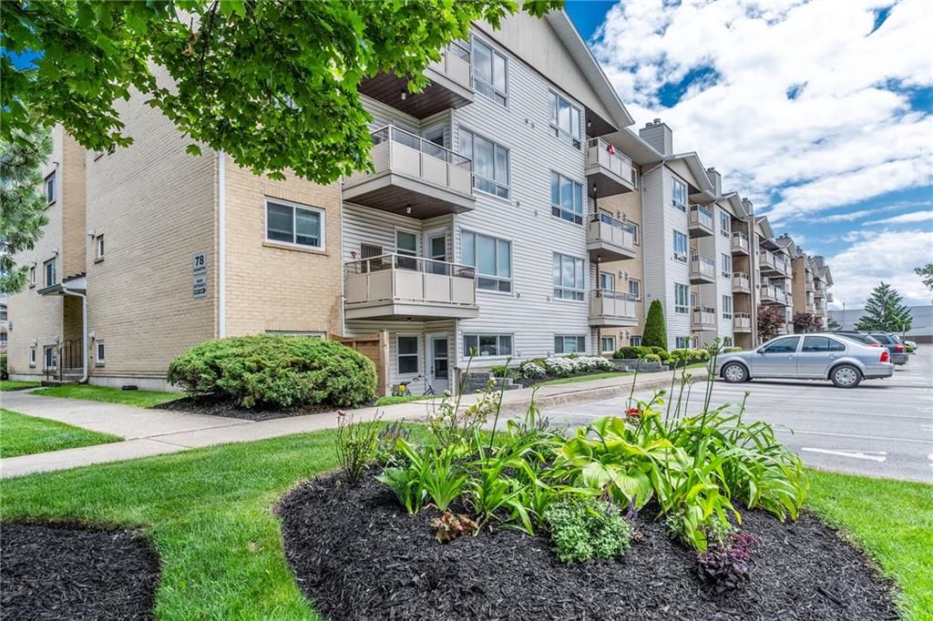 78 Roehampton Avenue. Roehampton Gardens Condos is located in  St. Catharines, Toronto - image #1 of 4