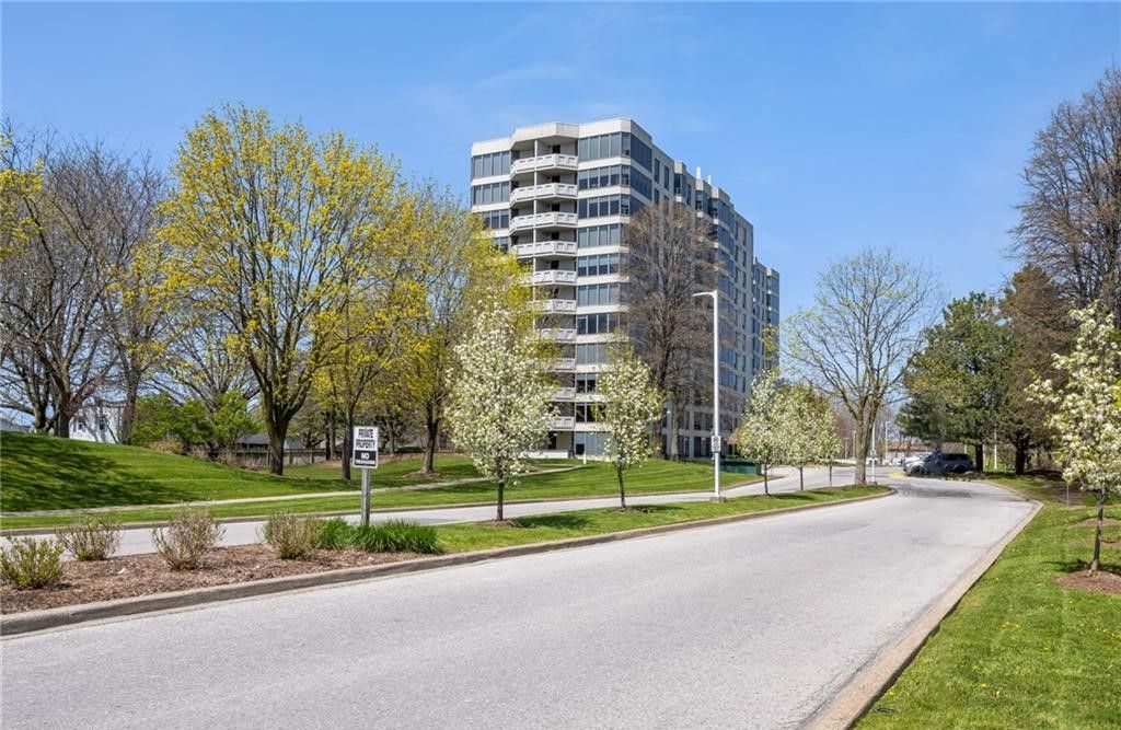 81 Scott Street. Meadowvale Green Condominium is located in  St. Catharines, Toronto - image #1 of 8