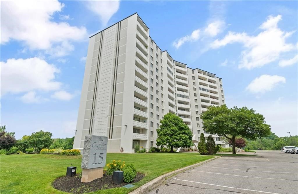 15 Towering Heights Bouelvard. Canadian Tower is located in  St. Catharines, Toronto - image #1 of 10