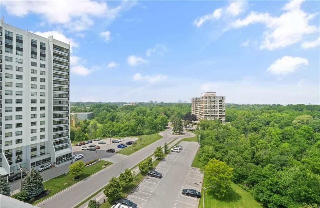 15 Towering Heights Bouelvard. Canadian Tower is located in  St. Catharines, Toronto - image #3 of 10