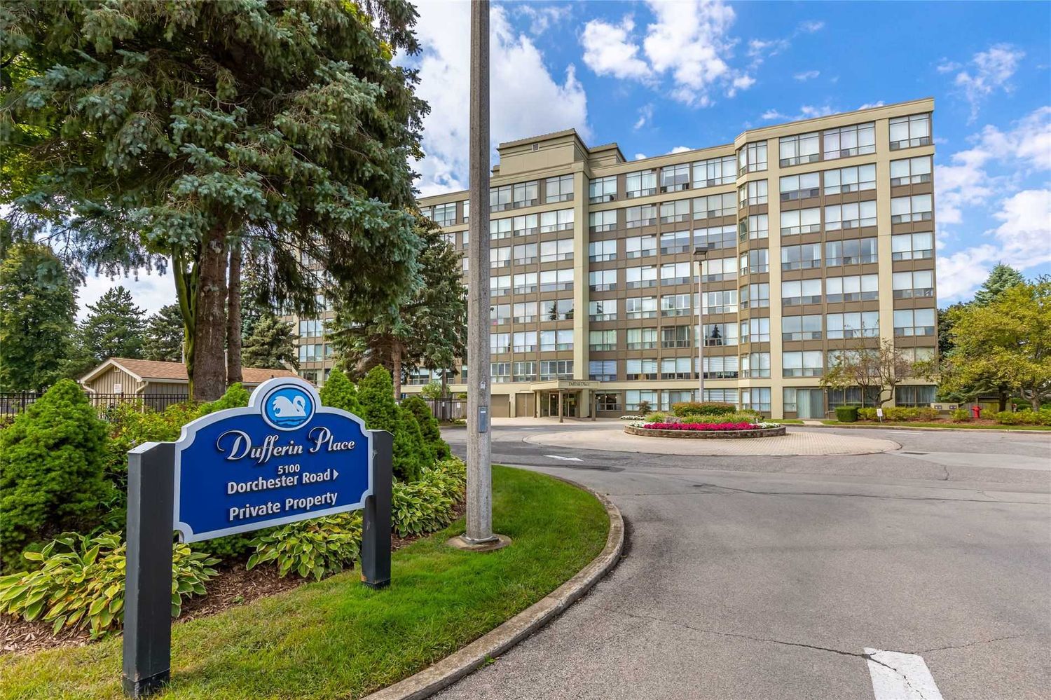 5100 Dorchester Road. Dufferin Place is located in  Niagara Falls, Toronto - image #2 of 6