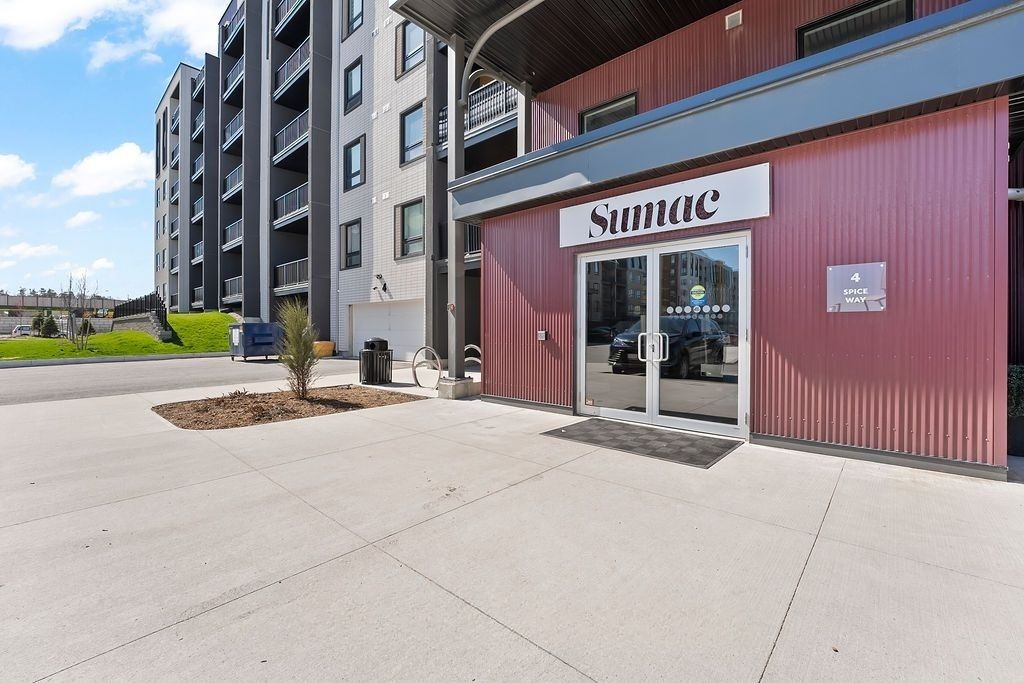 4 Spice Way. Bistro 6 Condos Sumac is located in  Barrie, Toronto - image #4 of 7