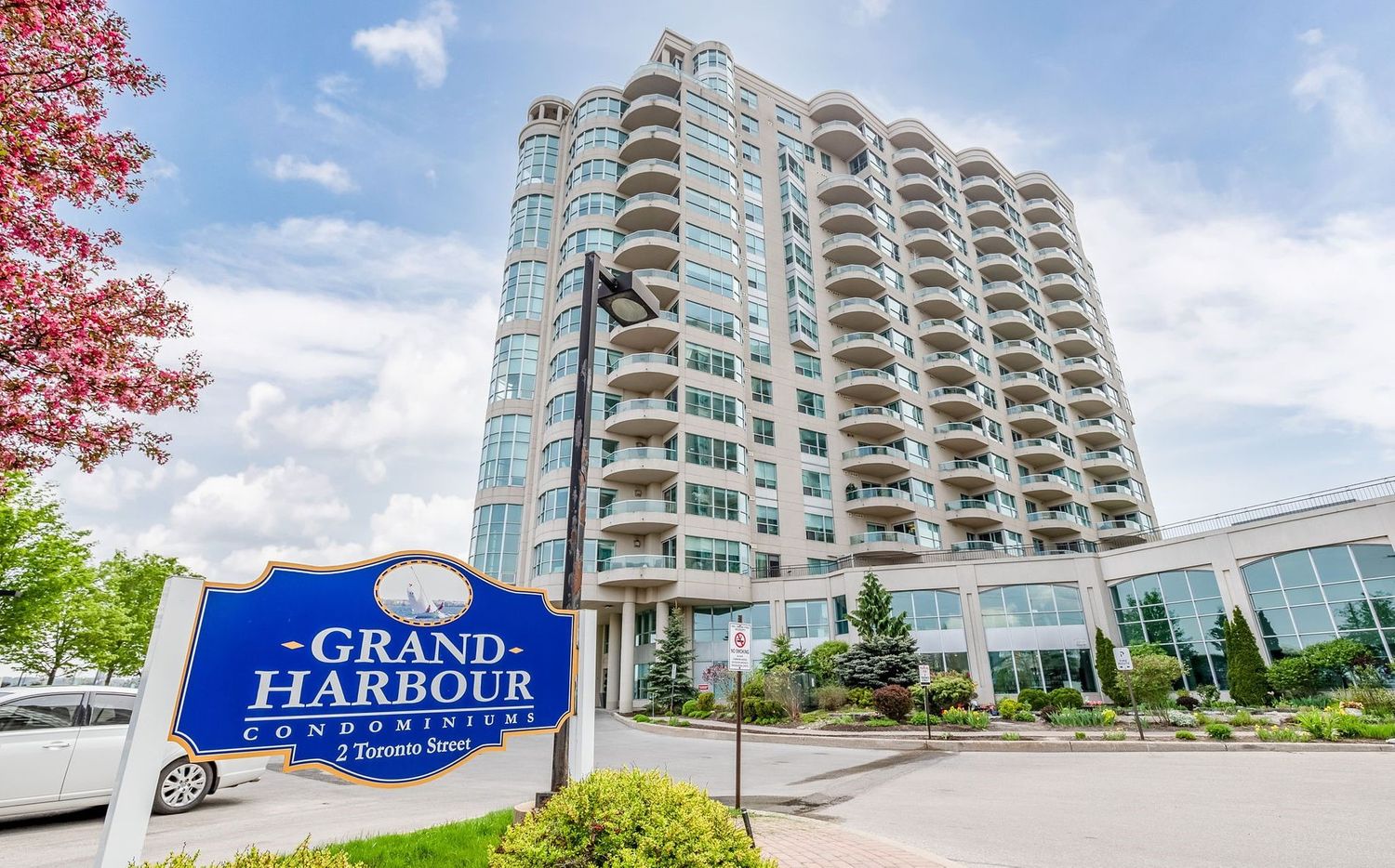 2-6 Toronto Street. Grand Harbour Condos is located in  Barrie, Toronto - image #1 of 11