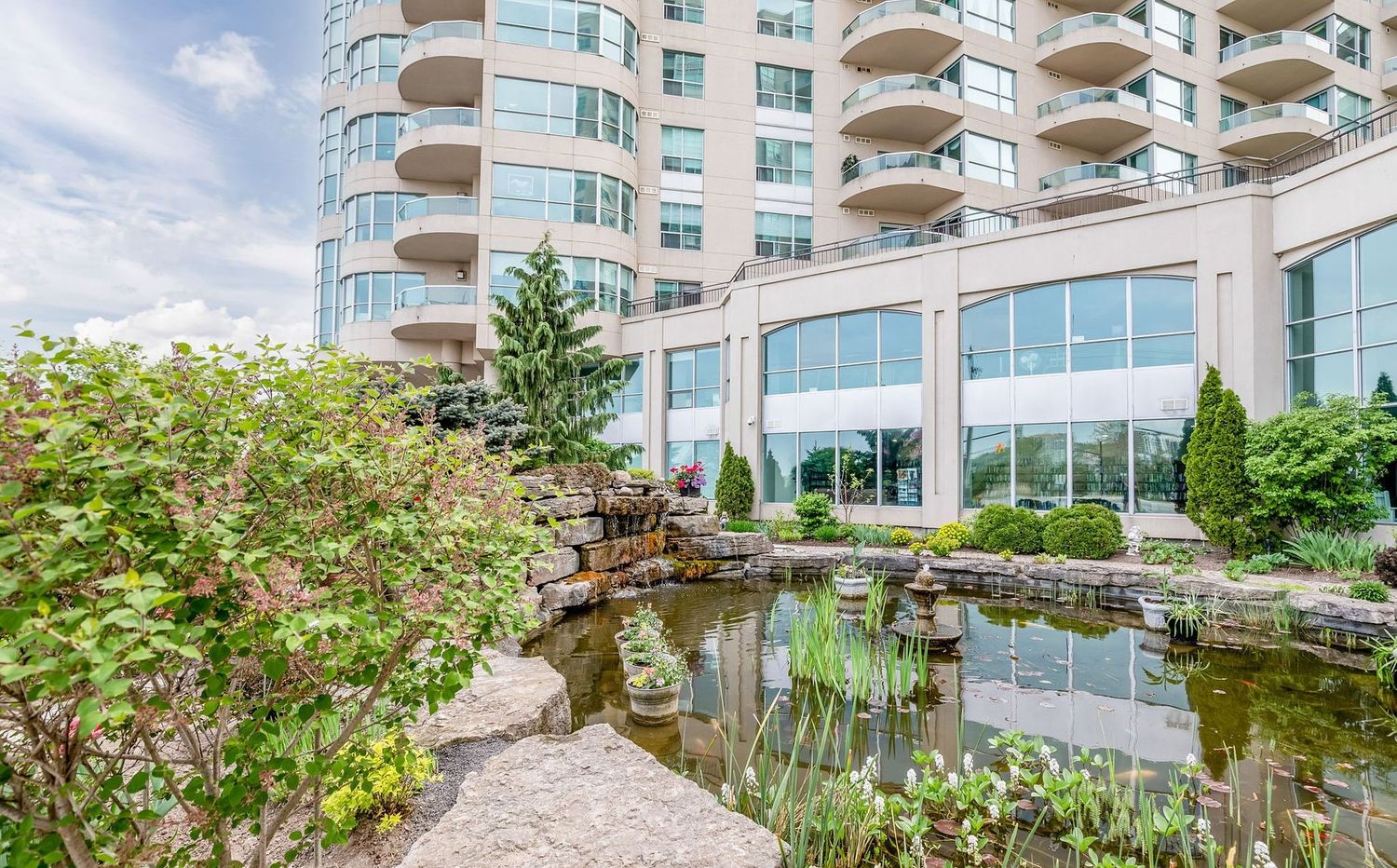 2-6 Toronto Street. Grand Harbour Condos is located in  Barrie, Toronto - image #3 of 11