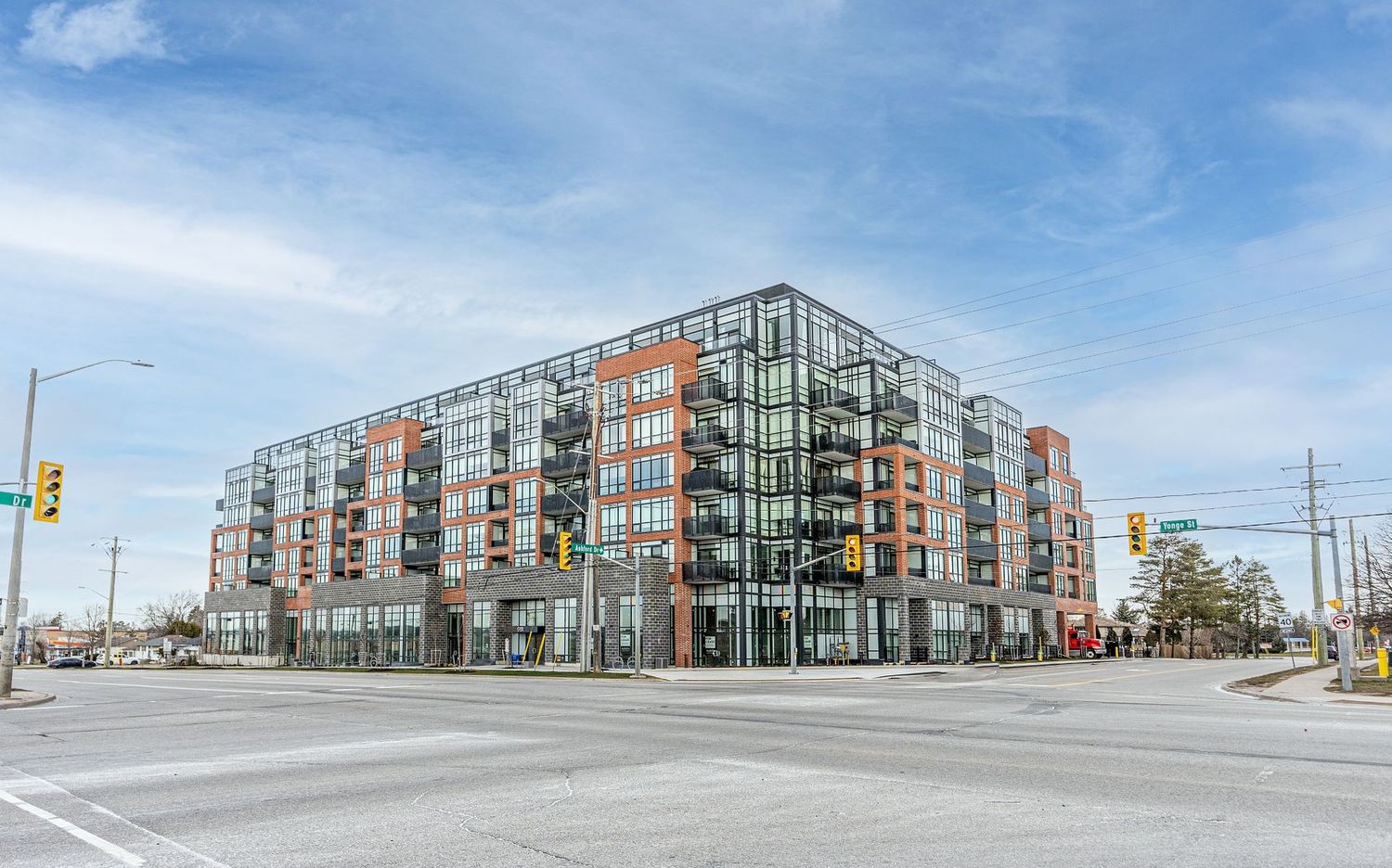 681 Yonge Street. South District Condominium is located in  Barrie, Toronto - image #1 of 7