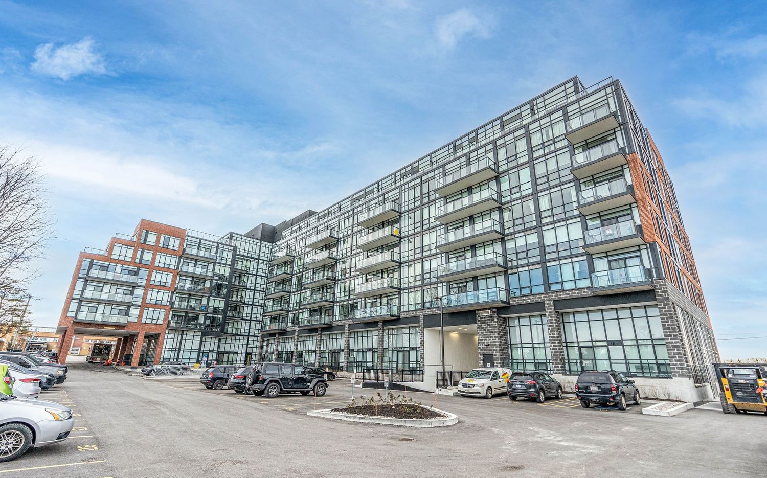 681 Yonge Street. South District Condominium is located in  Barrie, Toronto - image #2 of 7