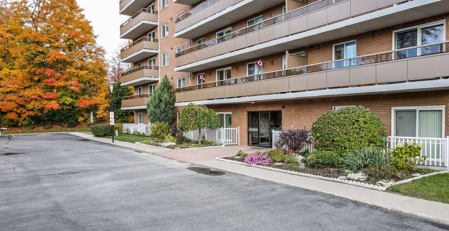 414 Blake Street. Carriage Park Condos is located in  Barrie, Toronto - image #3 of 7