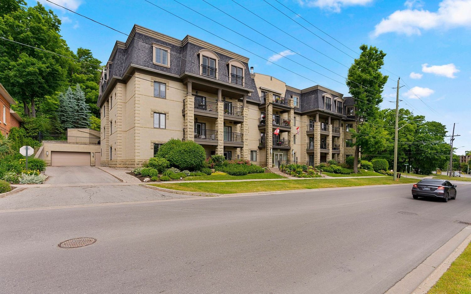 200 Collier Street. Roxborough Condos is located in  Barrie, Toronto - image #1 of 6