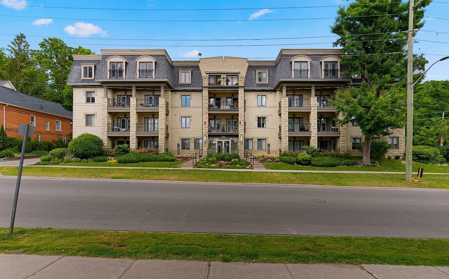 200 Collier Street. Roxborough Condos is located in  Barrie, Toronto - image #2 of 6