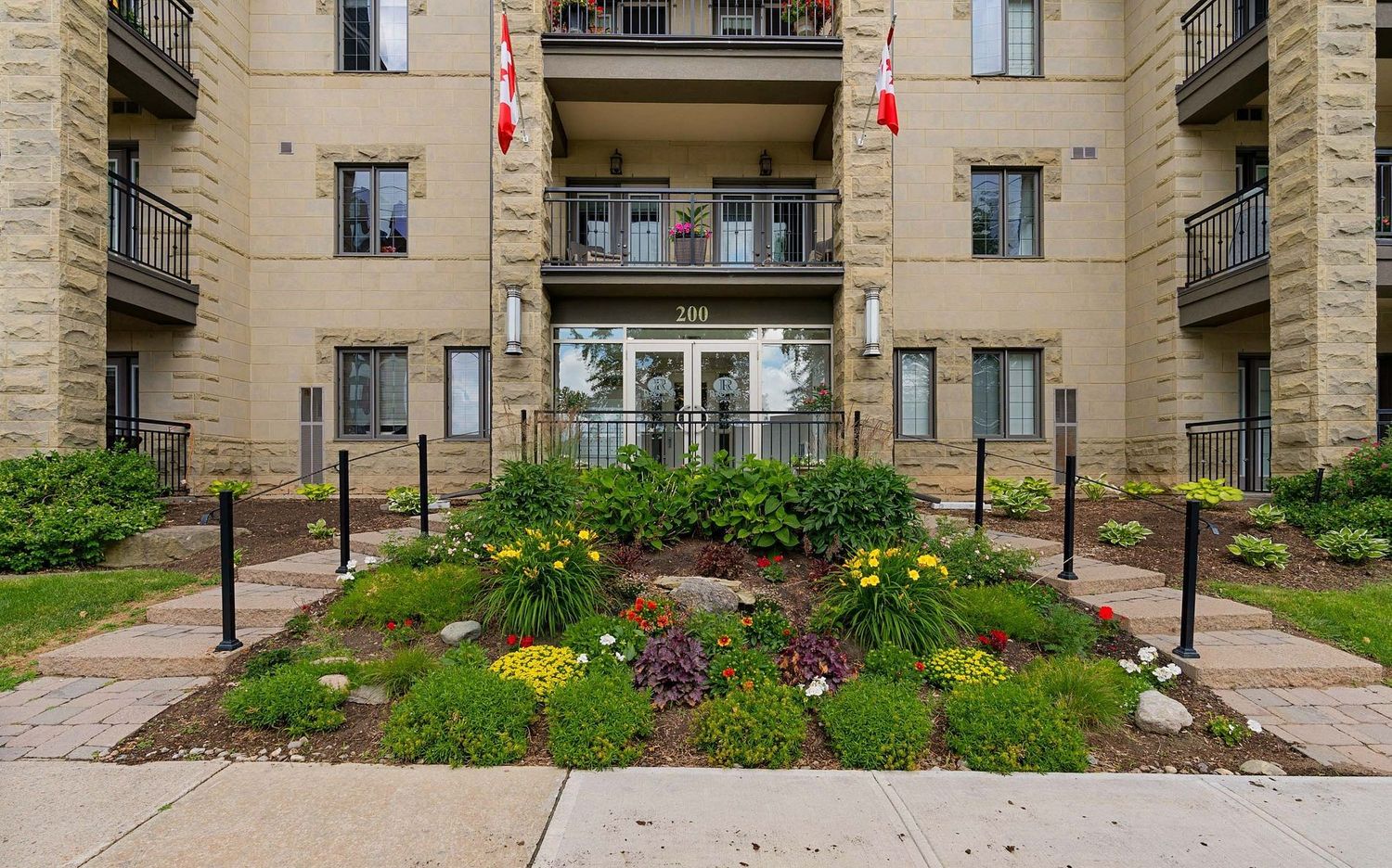 200 Collier Street. Roxborough Condos is located in  Barrie, Toronto - image #3 of 6