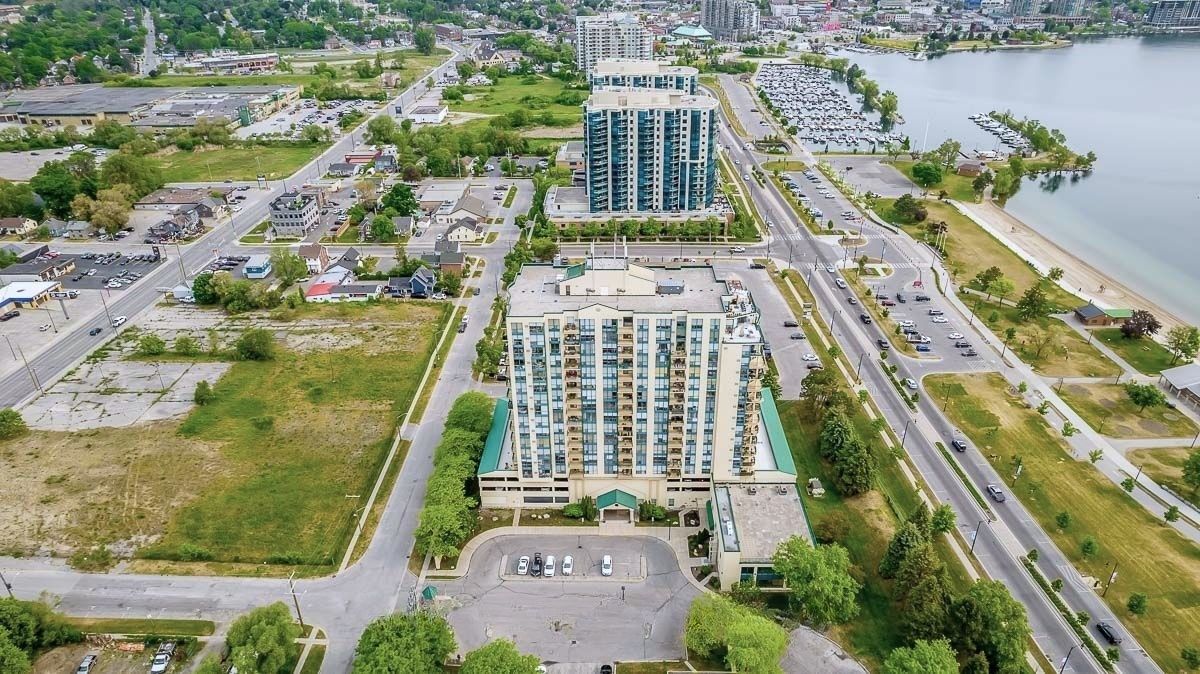 65 Ellen Street. Marina Bay Condos is located in  Barrie, Toronto - image #2 of 8