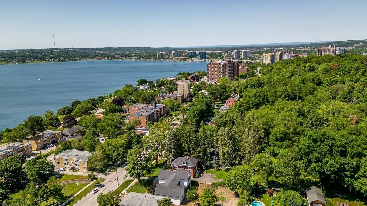 17 St. Vincent Street. The Brownstones of St. Vincent is located in  Barrie, Toronto - image #4 of 4