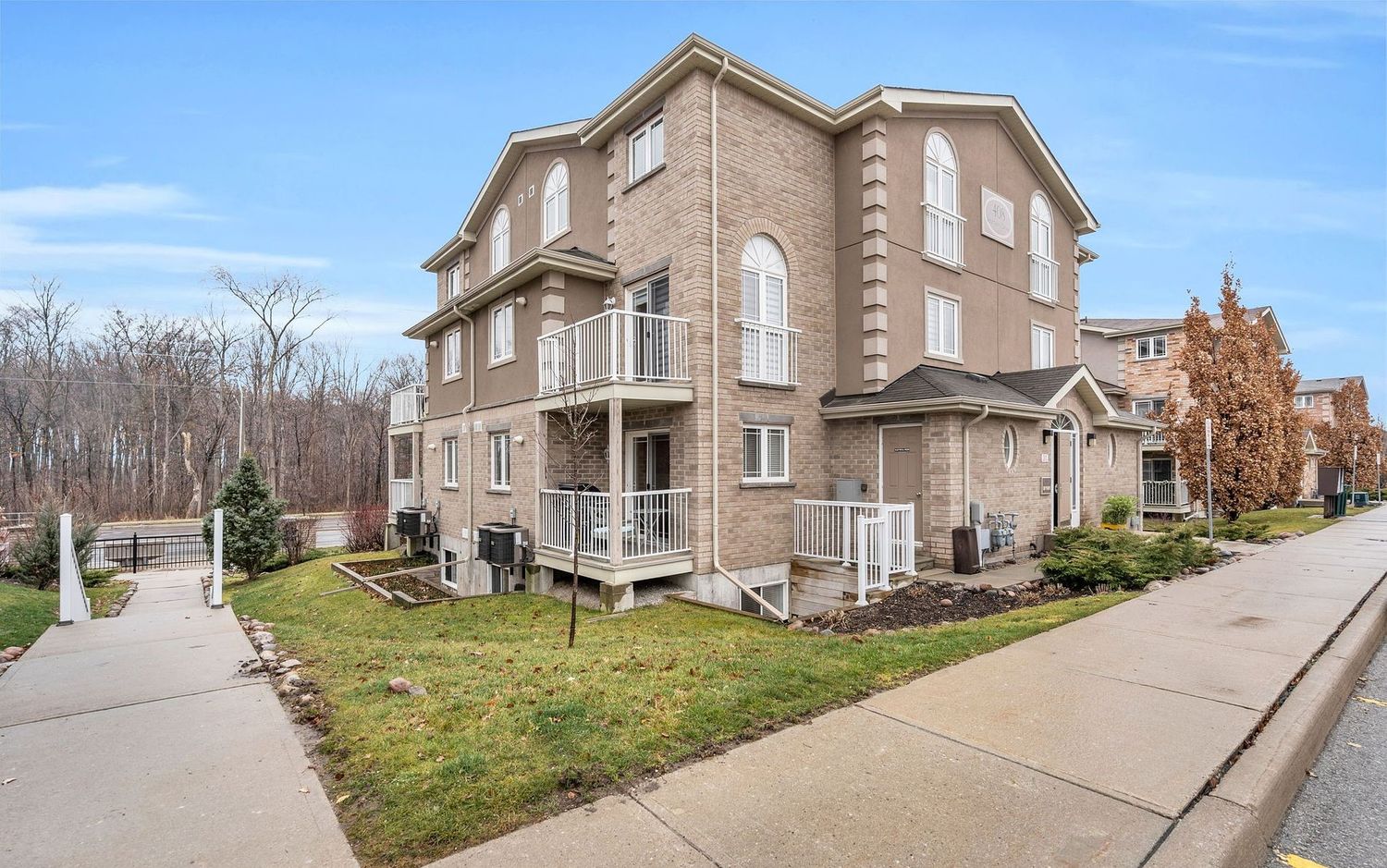 408 Veterans Drive. 408 Veterans Drive is located in  Barrie, Toronto - image #2 of 2