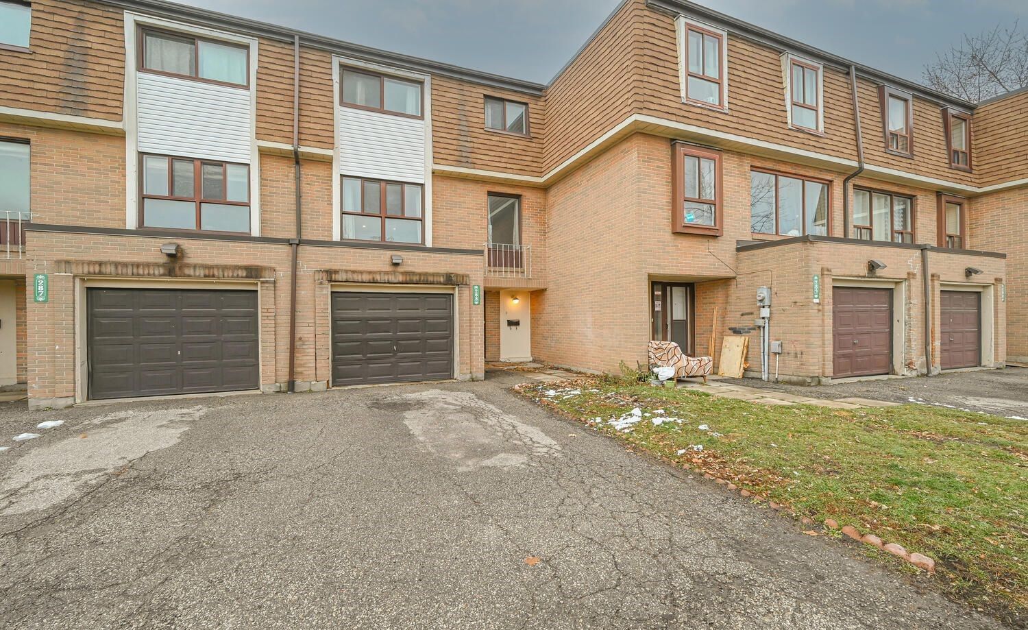 288-334 Fleetwood Crescent. 1-353 Fleetwood Crescent is located in  Brampton, Toronto - image #1 of 2