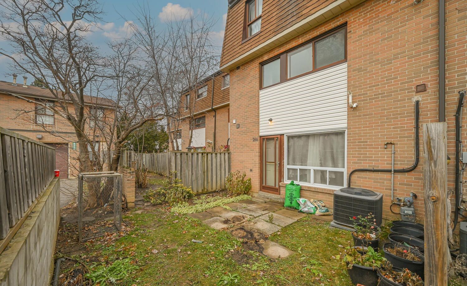 288-334 Fleetwood Crescent. 1-353 Fleetwood Crescent is located in  Brampton, Toronto - image #2 of 2