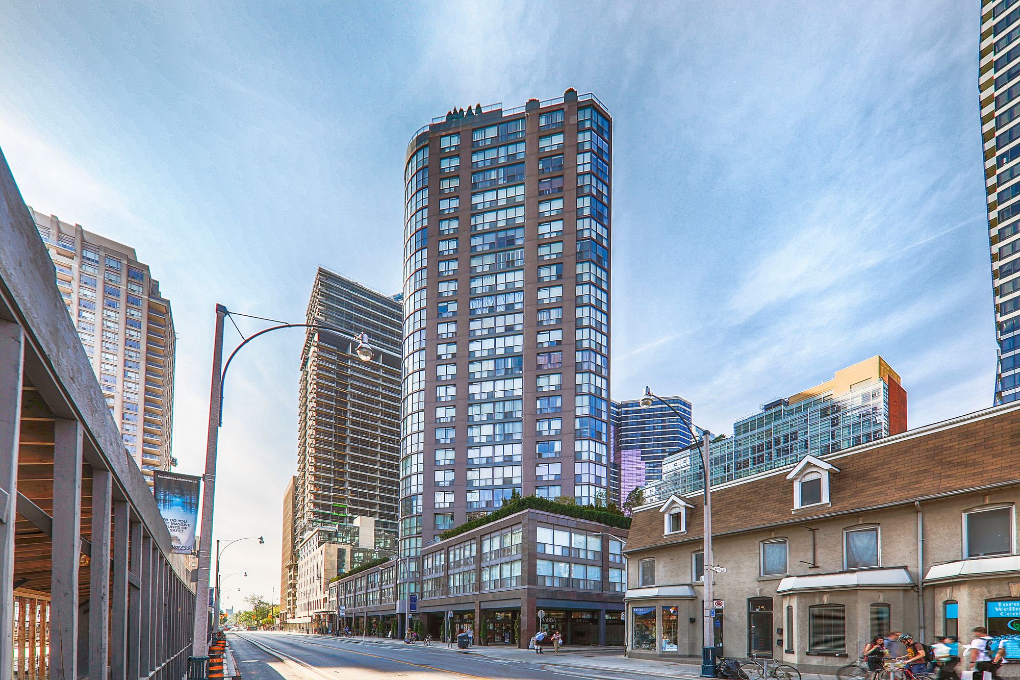 24 Wellesley St W The Century Plaza 1 Bed + Den 2 Baths Unit