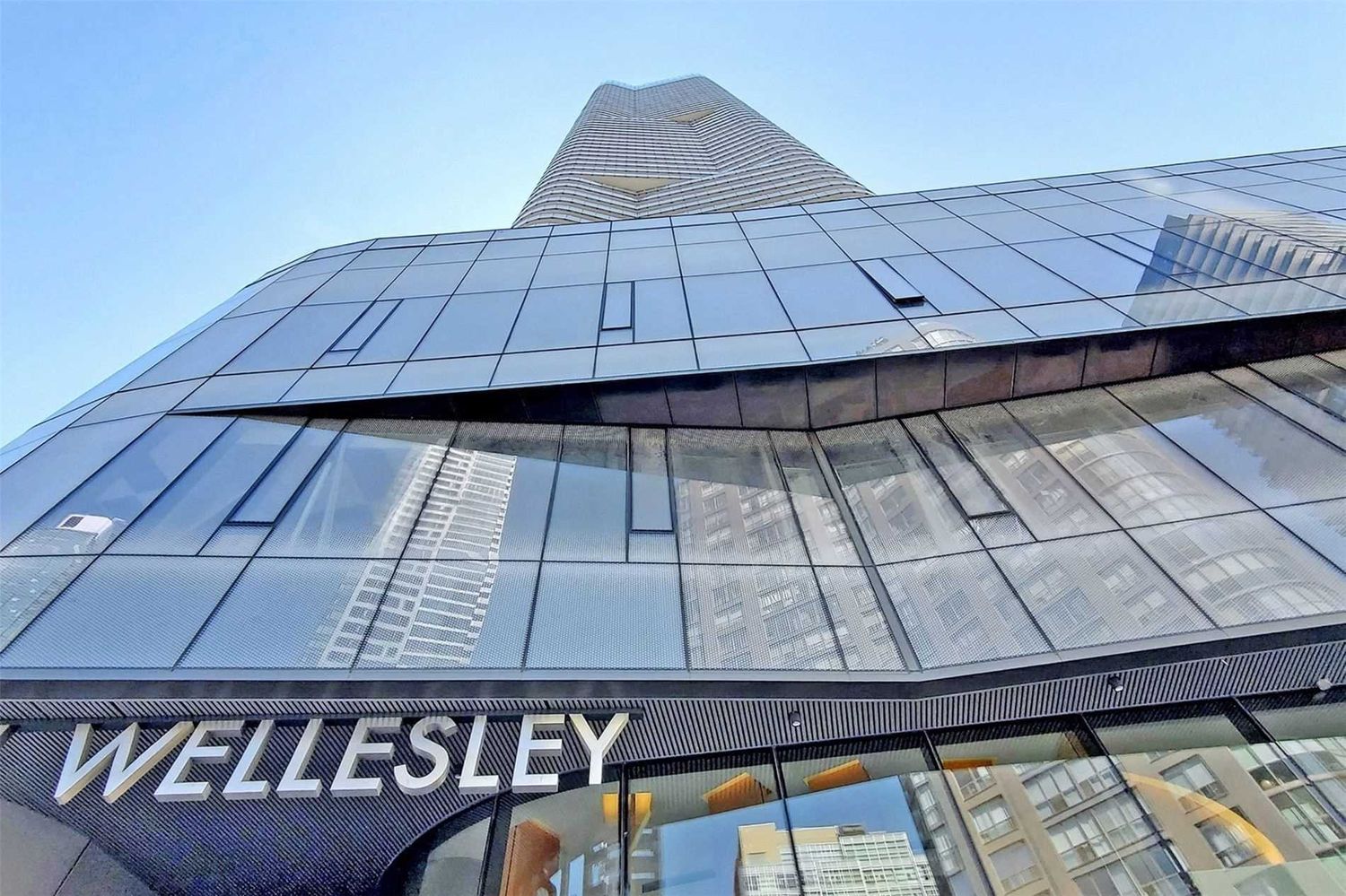 11 Wellesley Street. Wellesley On The Park Condos is located in  Downtown, Toronto - image #2 of 2