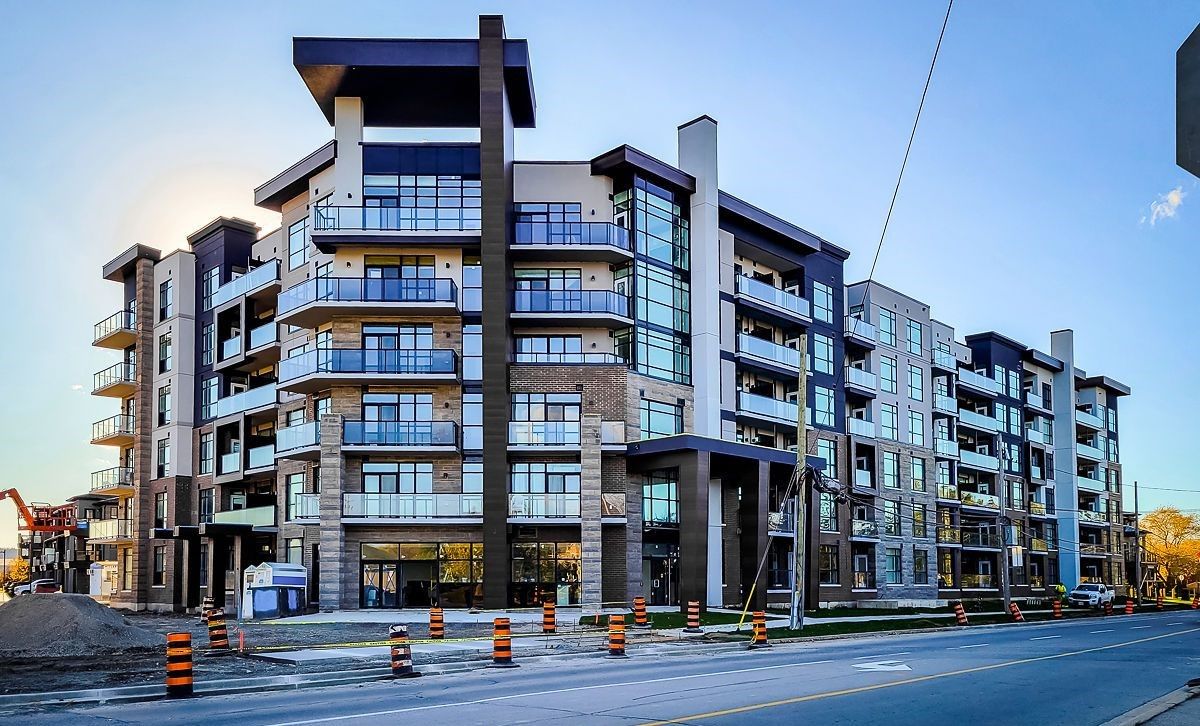 600 North Service Road. CoMo Condos is located in  Hamilton, Toronto - image #1 of 3