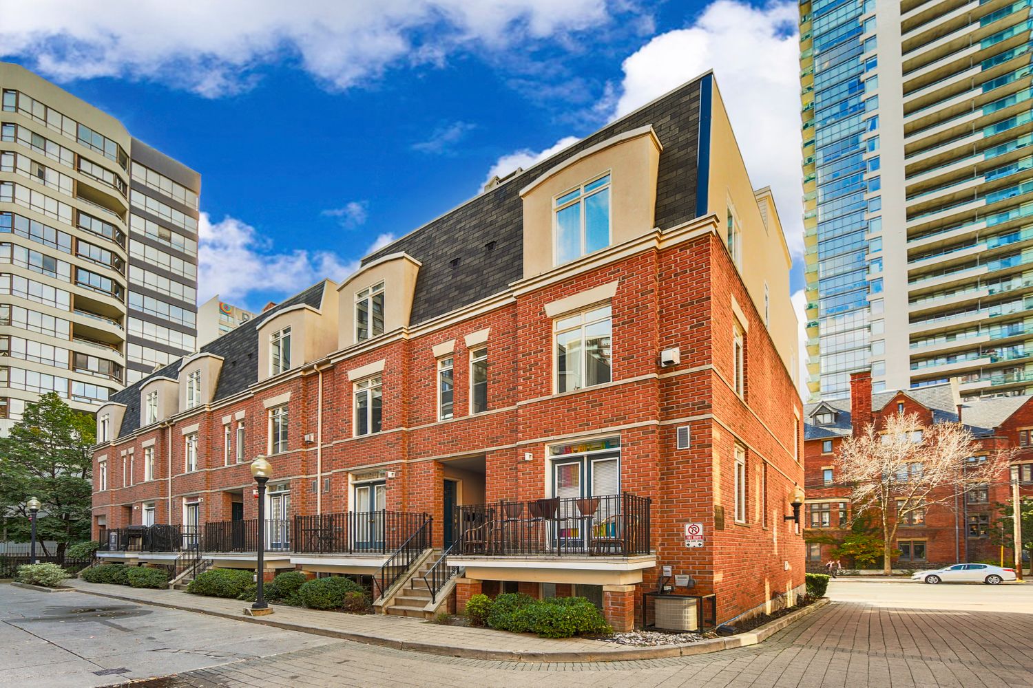 415 Jarvis Street. The Central Townhouses is located in  Downtown, Toronto - image #2 of 5
