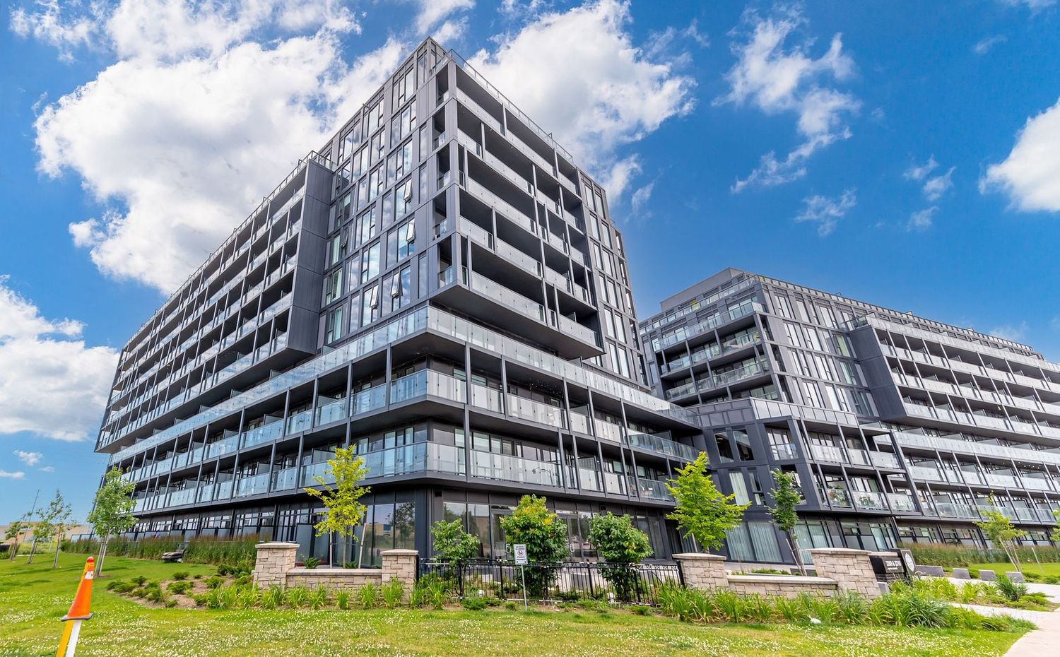 3200 Dakota Common. Valera 2 Condos is located in  Burlington, Toronto - image #1 of 10