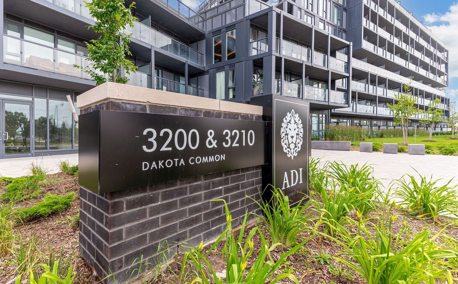 3200 Dakota Common. Valera 2 Condos is located in  Burlington, Toronto - image #3 of 10