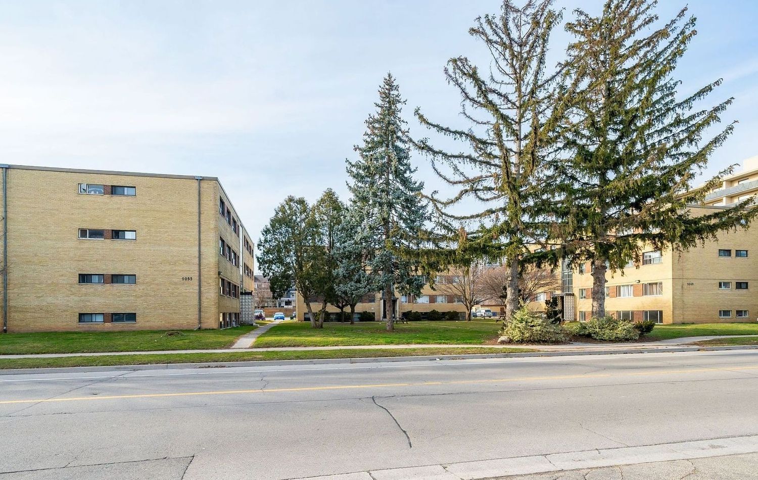 799 Robinson Street. Robinson Court Apartments is located in  Burlington, Toronto