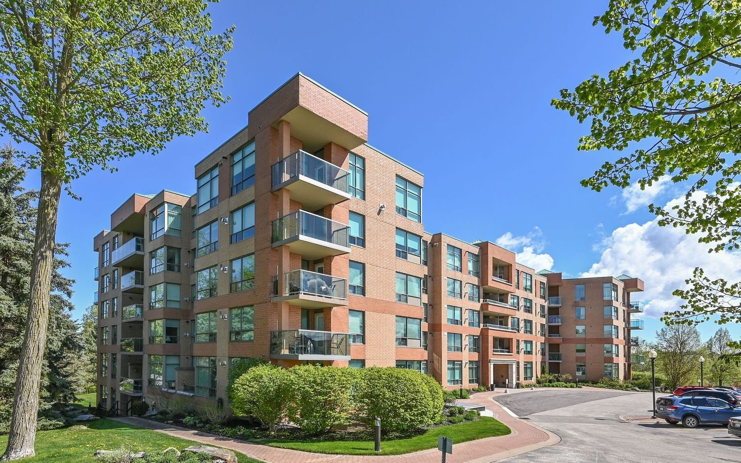 4 Briar Hill Heights. The Palisades is located in  New Tecumseth, Toronto - image #1 of 5