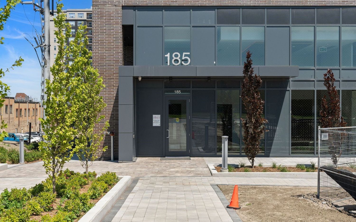 185 Deerfield Road. The Davis Condos II is located in  Newmarket, Toronto - image #2 of 10