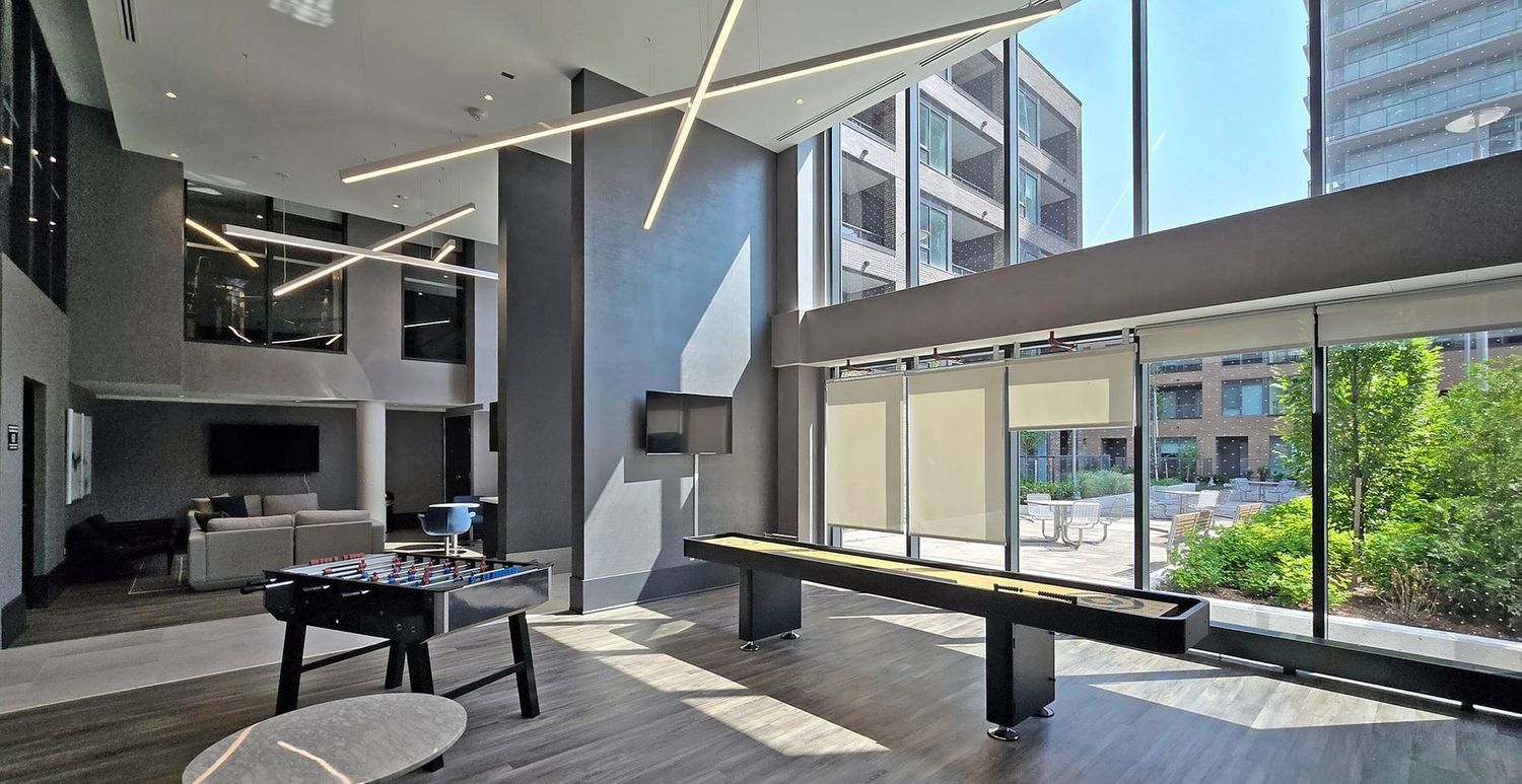 185 Deerfield Road. The Davis Condos II is located in  Newmarket, Toronto - image #7 of 10