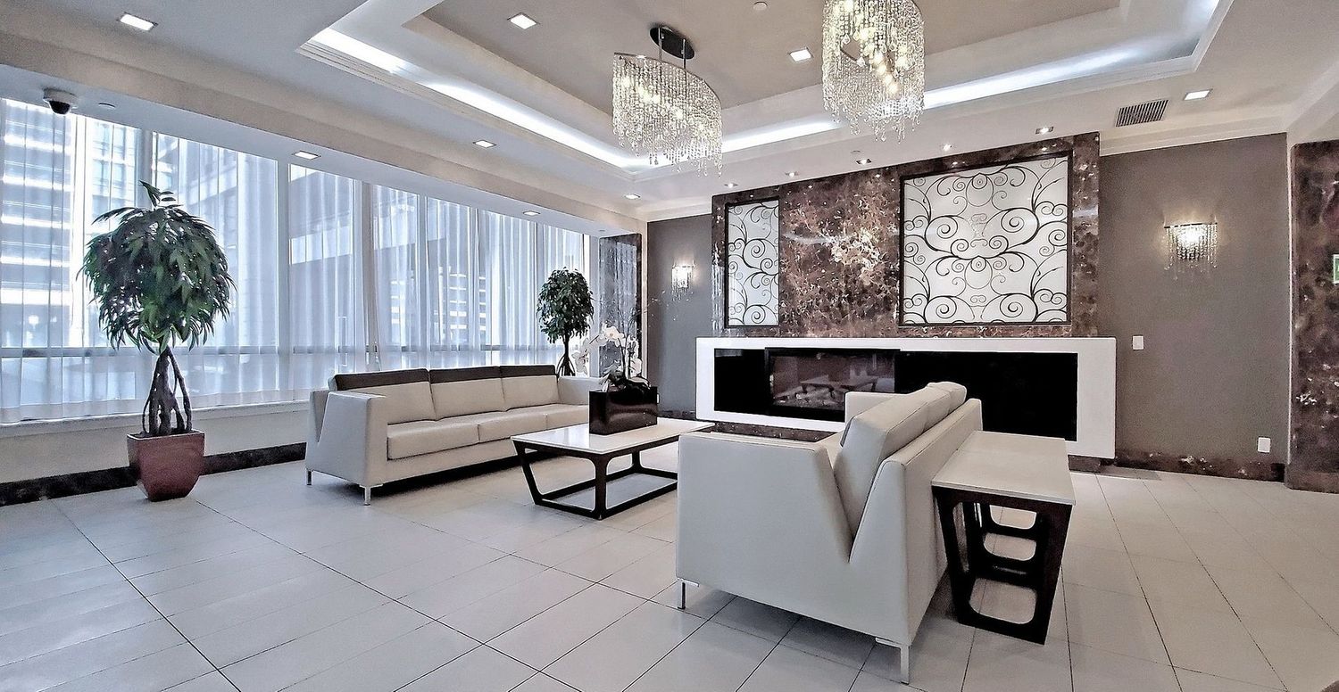 370 Highway 7 Road. Royal Gardens Condos is located in  Richmond Hill, Toronto - image #3 of 4