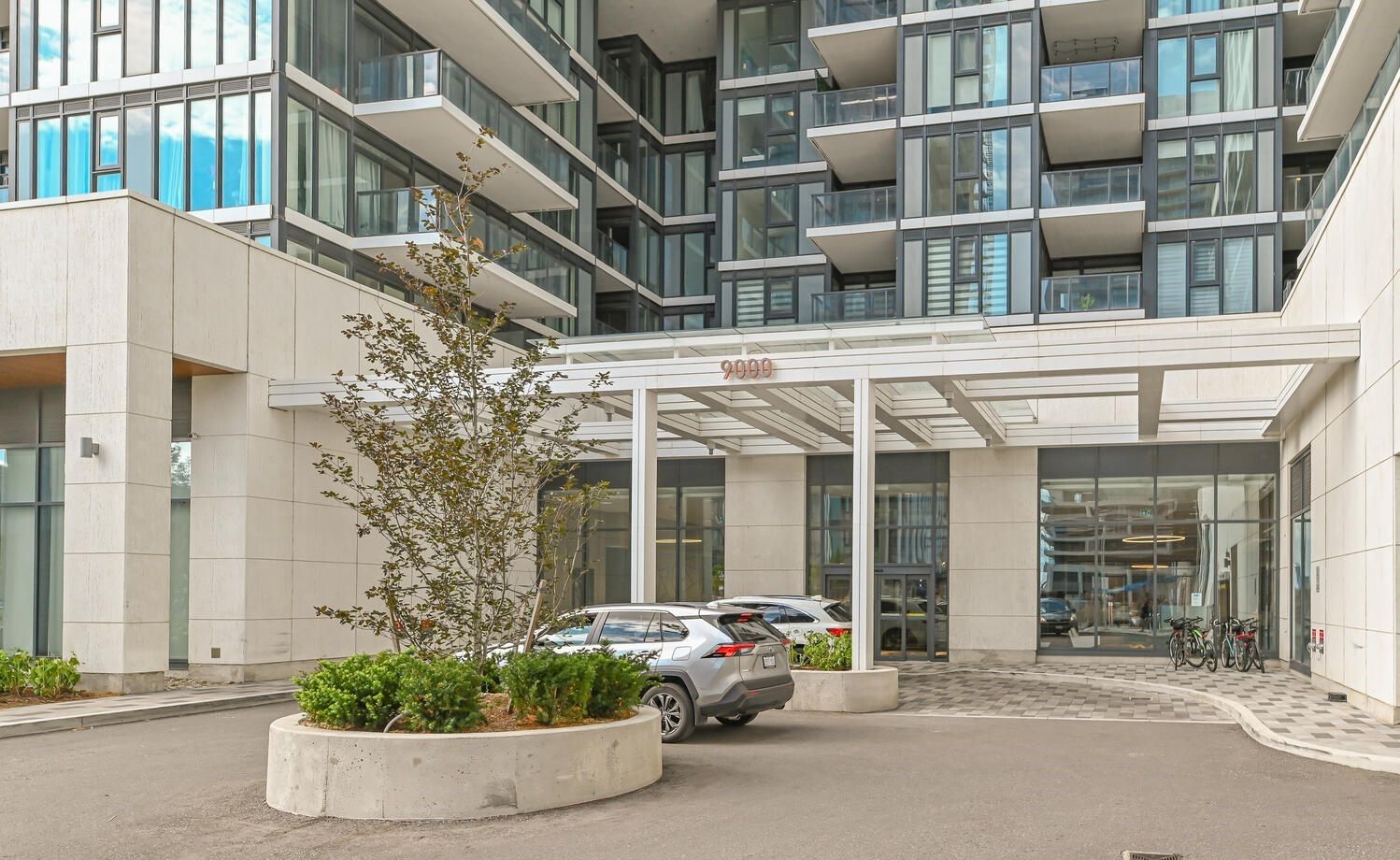 9000 Jane Street. Fifth at Charisma Condos is located in  Vaughan, Toronto - image #3 of 7