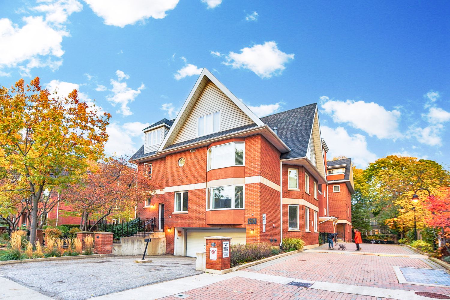 217 St George Street. Sloane Square Townhomes is located in  Downtown, Toronto - image #1 of 5