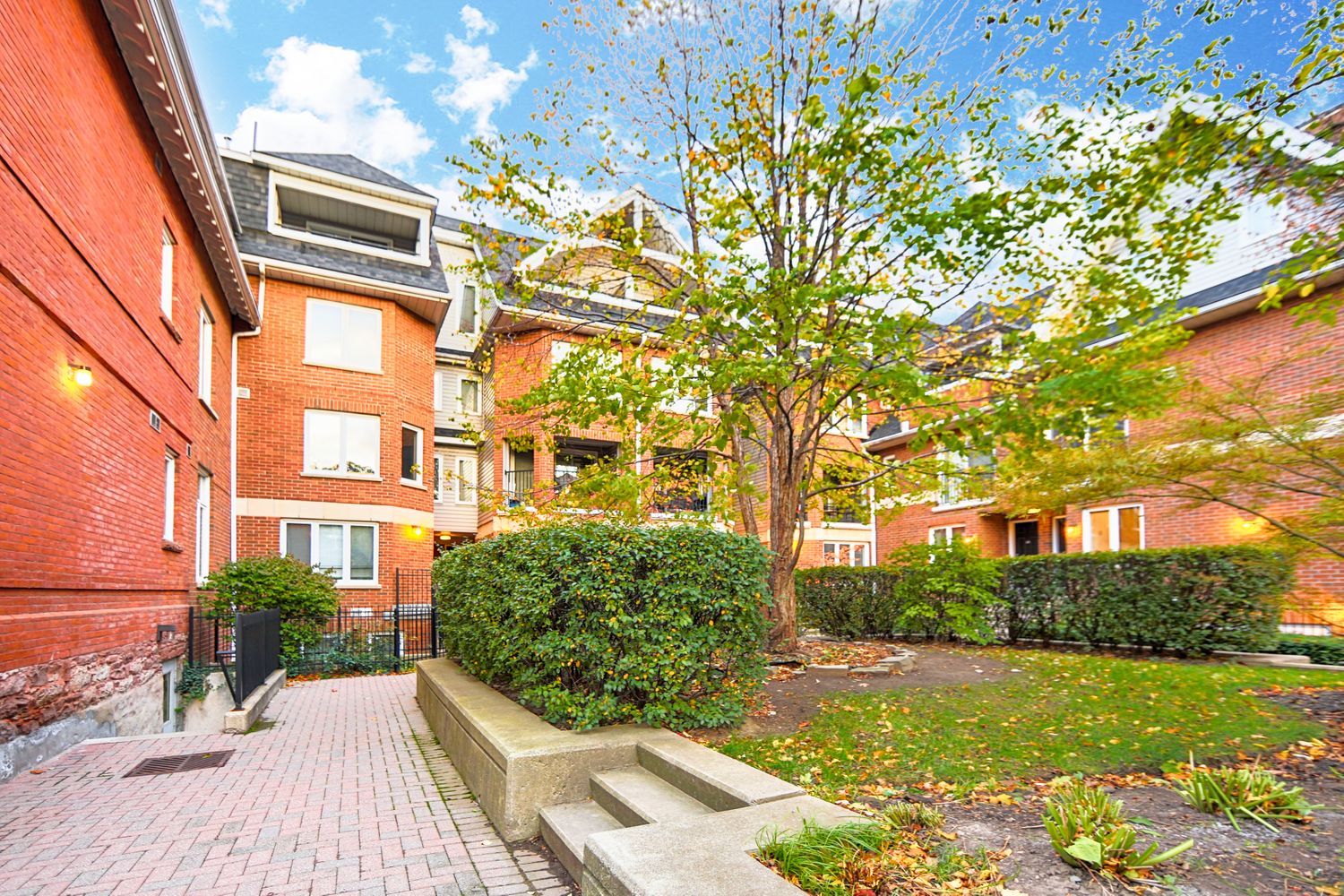217 St George Street. Sloane Square Townhomes is located in  Downtown, Toronto - image #3 of 5