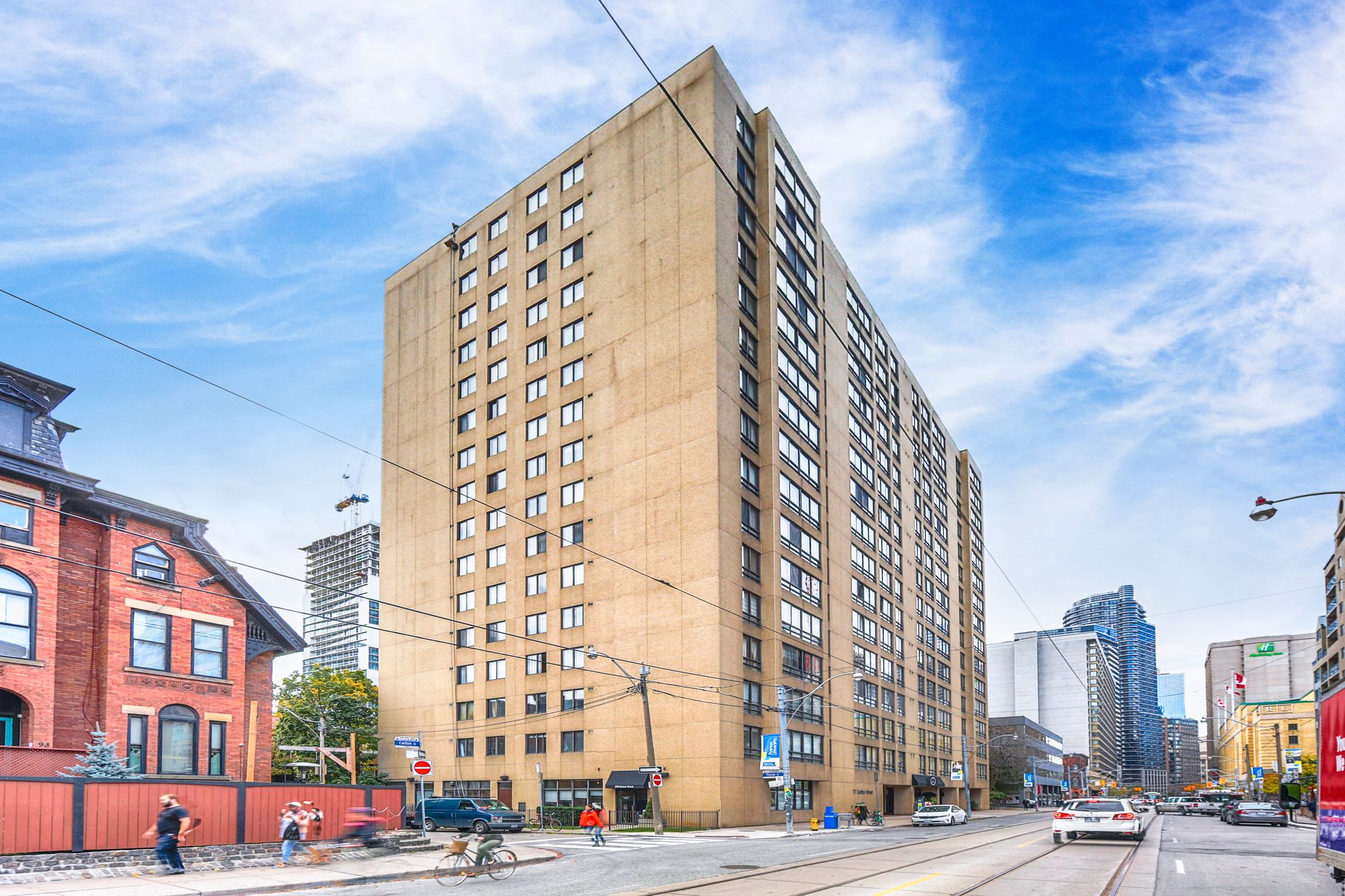 77 Carlton St 77 Carlton Street 2 Beds + Den 2 Baths Unit 1004