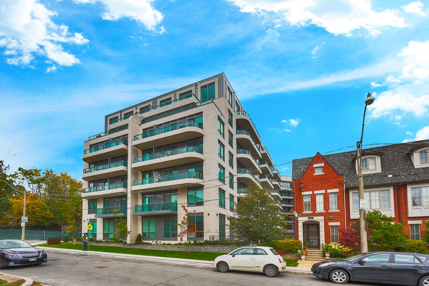 377 Madison Avenue. South Hill on Madison Condos is located in  Midtown, Toronto - image #1 of 4