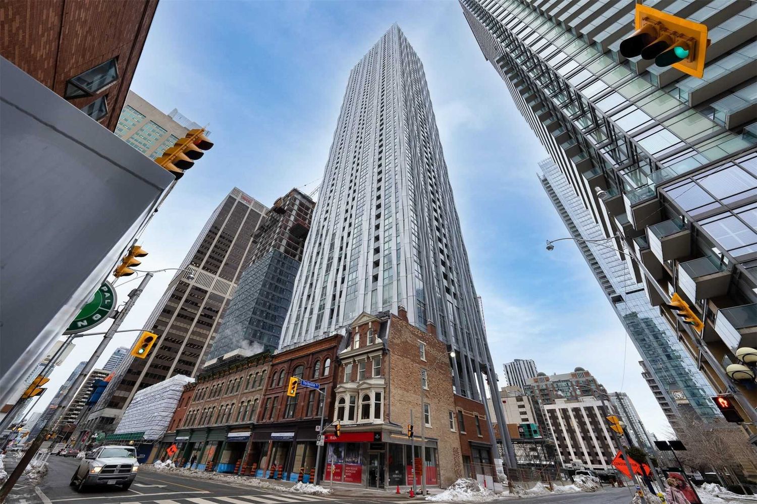 1 Yorkville Avenue. 1 Yorkville Condos is located in  Downtown, Toronto - image #1 of 2