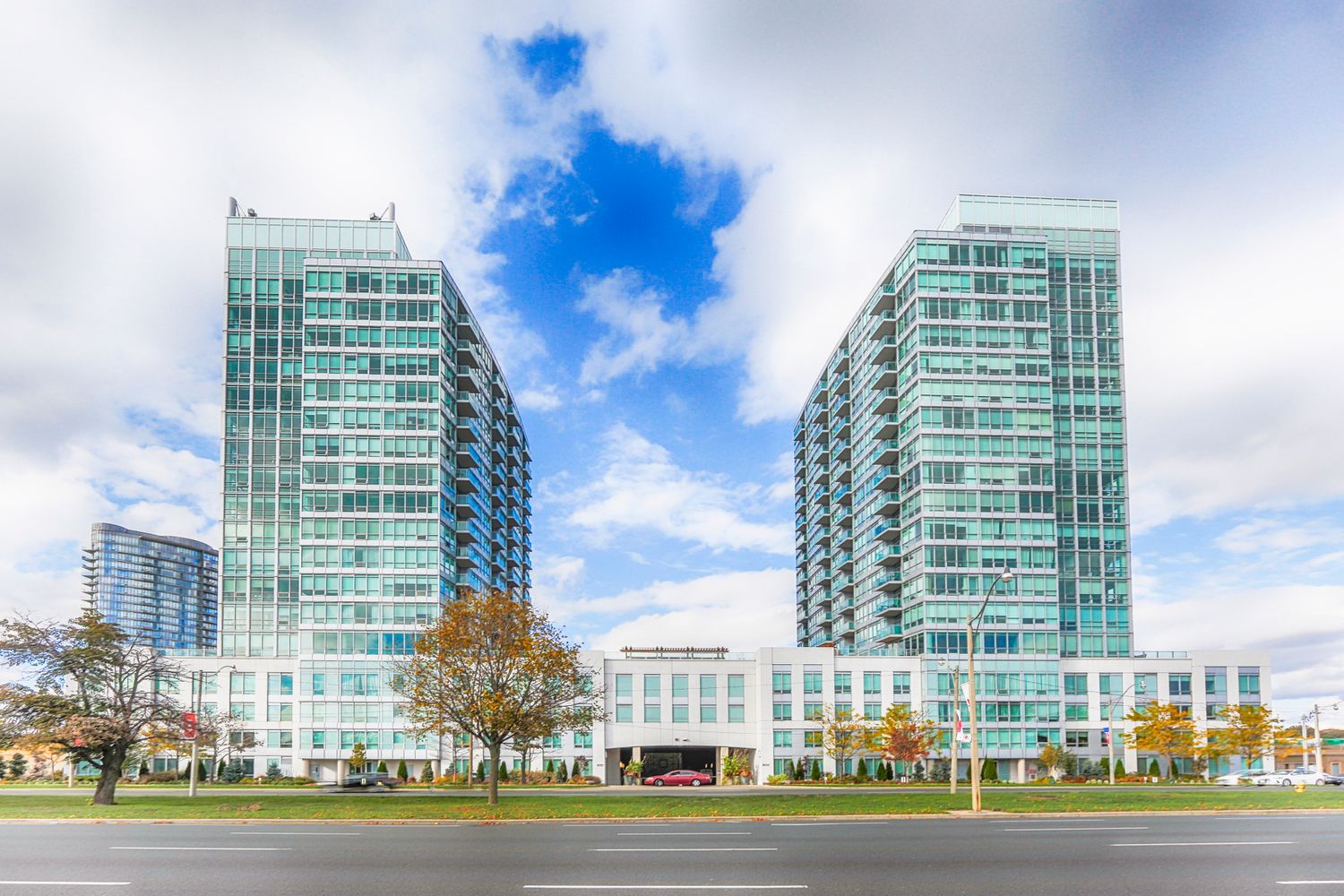 1910 Lake Shore Boulevard. Park Lake Residences is located in  West End, Toronto - image #2 of 4