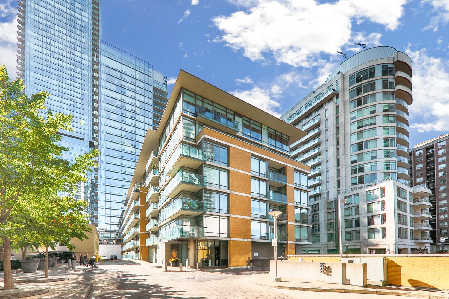 21 Scollard Street. The Villas at 18 Yorkville is located in  Downtown, Toronto - image #1 of 5