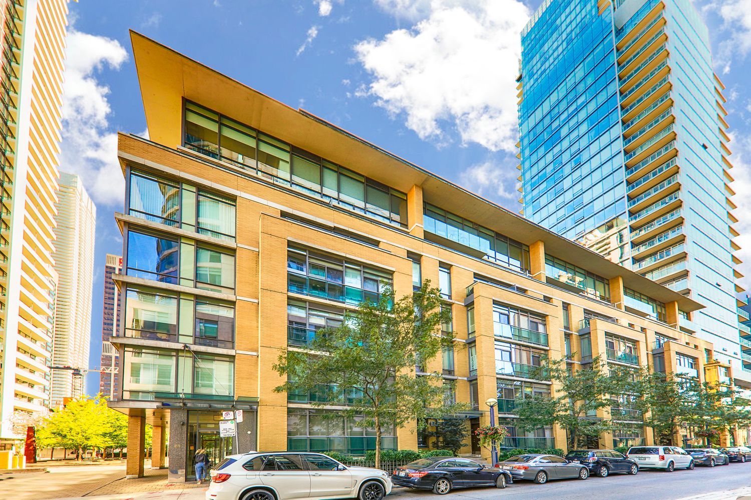21 Scollard Street. The Villas at 18 Yorkville is located in  Downtown, Toronto - image #2 of 5