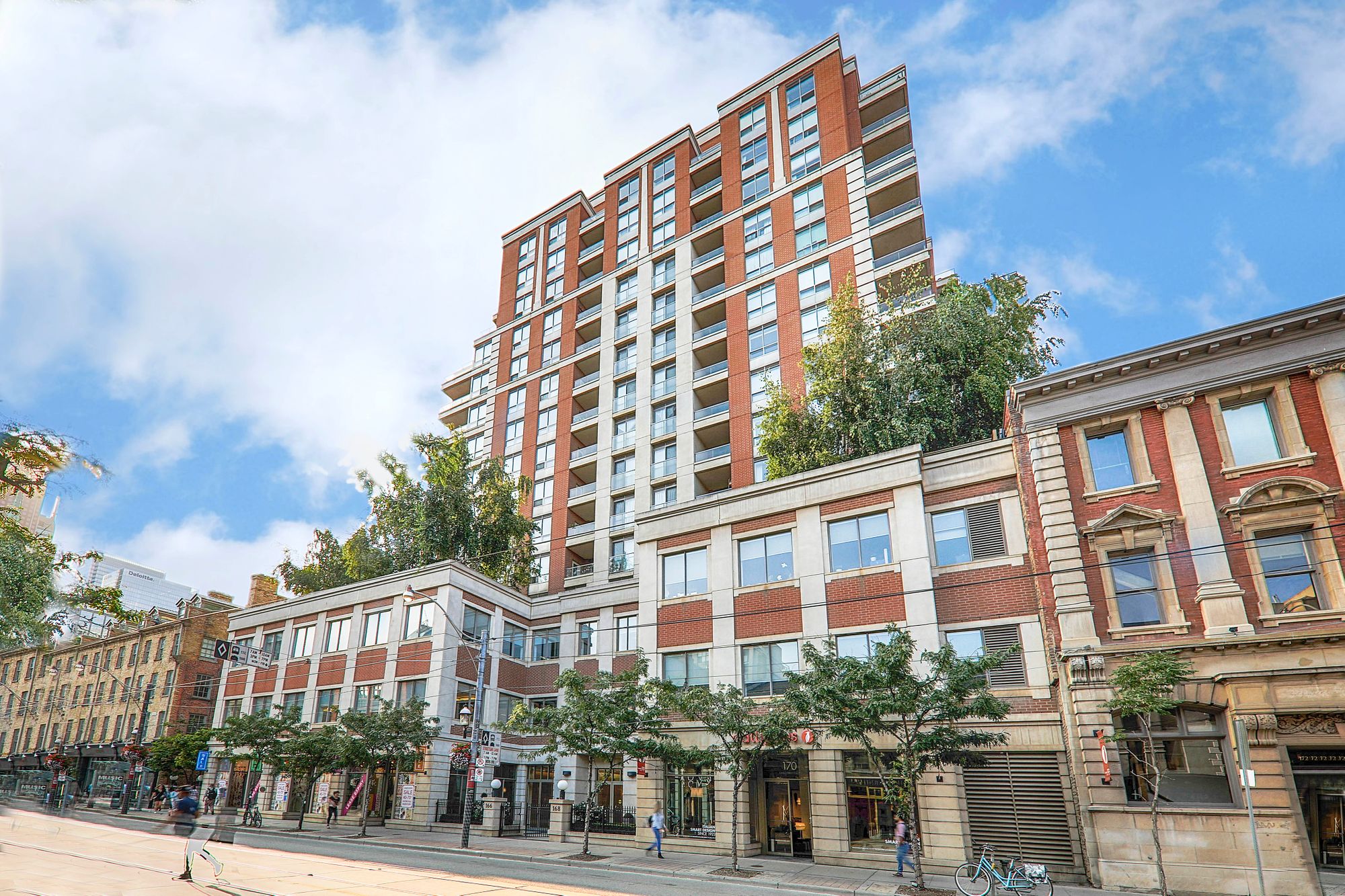168 King St E King Square 1 Bed + Den 1 Bath Unit 613 Strata.ca 168 King St E King Square 1 Bed + Den 1 Bath Unit 613 Strata.ca