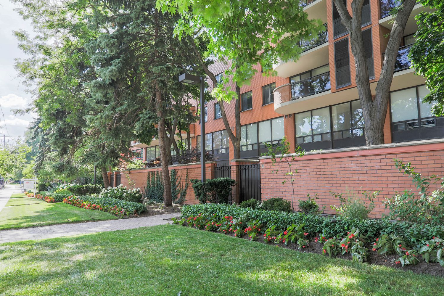 260 Heath Street W. Village Terraces is located in  Midtown, Toronto - image #5 of 6