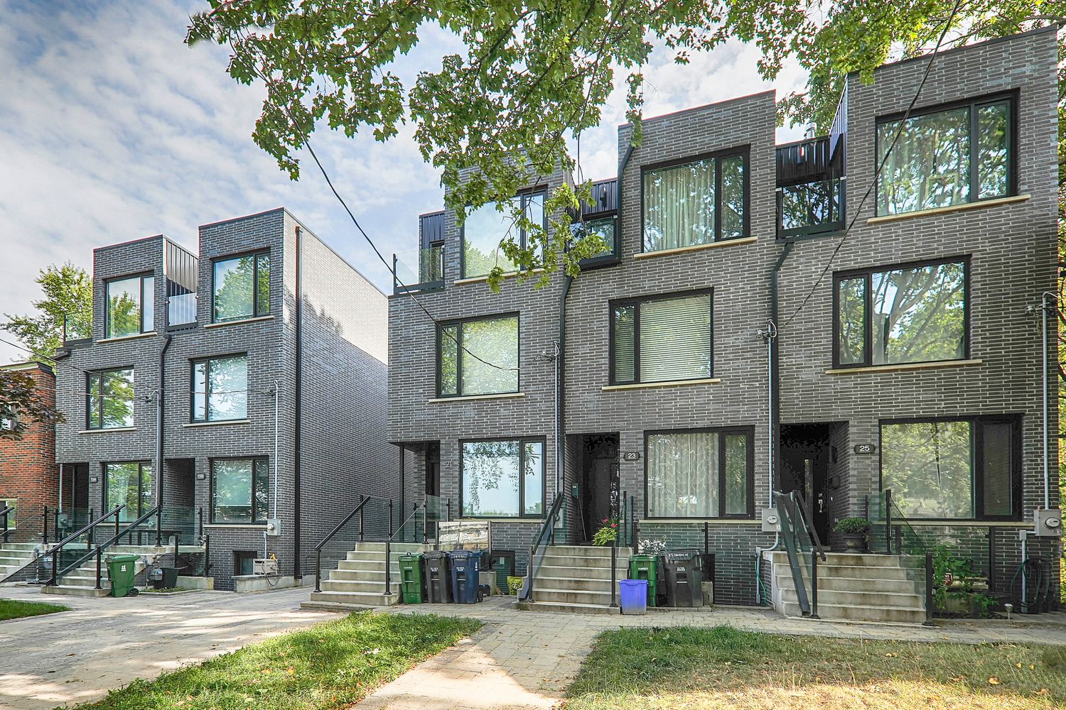 19-25 Cunningham Avenue. Signature Living Luxury Townhomes is located in  West End, Toronto - image #1 of 4