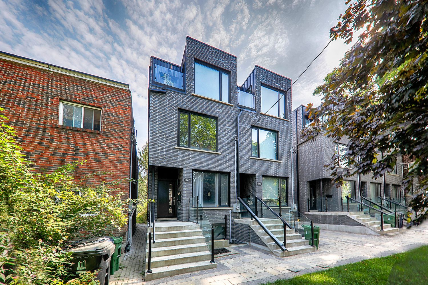 19-25 Cunningham Avenue. Signature Living Luxury Townhomes is located in  West End, Toronto - image #3 of 4