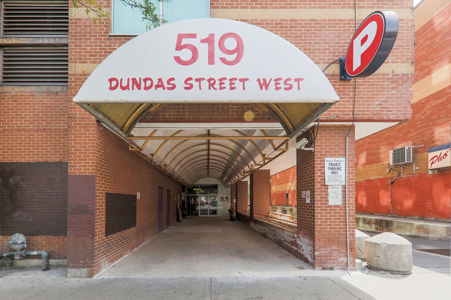 519 Dundas Street W. 519 Dundas is located in  Downtown, Toronto - image #3 of 4