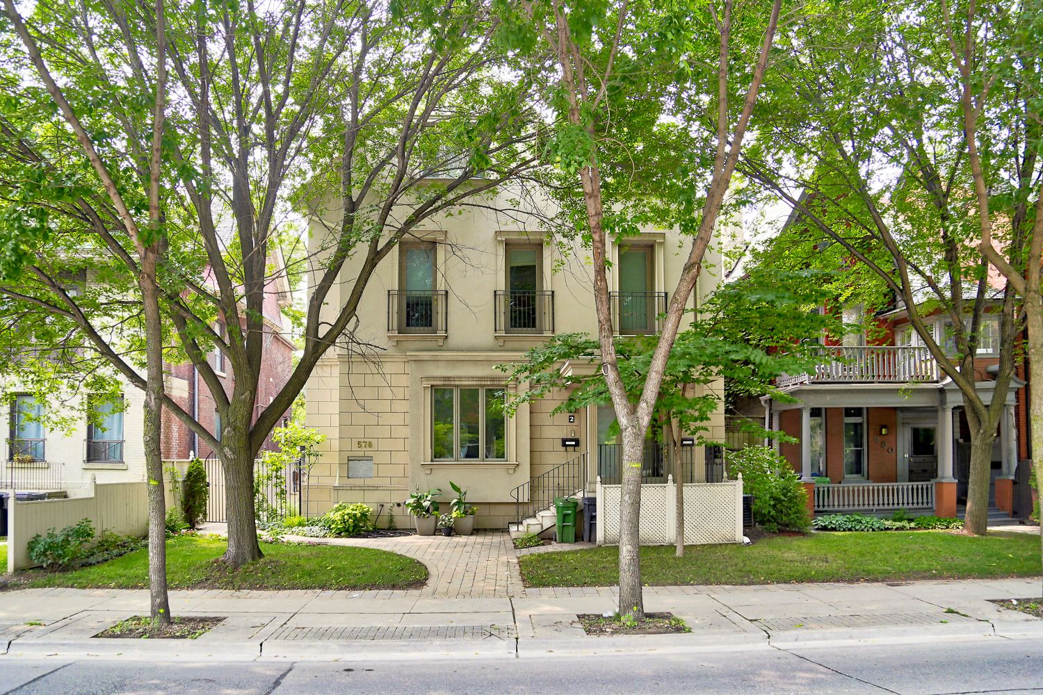 578 Spadina Avenue. 578 Spadina Townhomes is located in  Downtown, Toronto - image #1 of 5