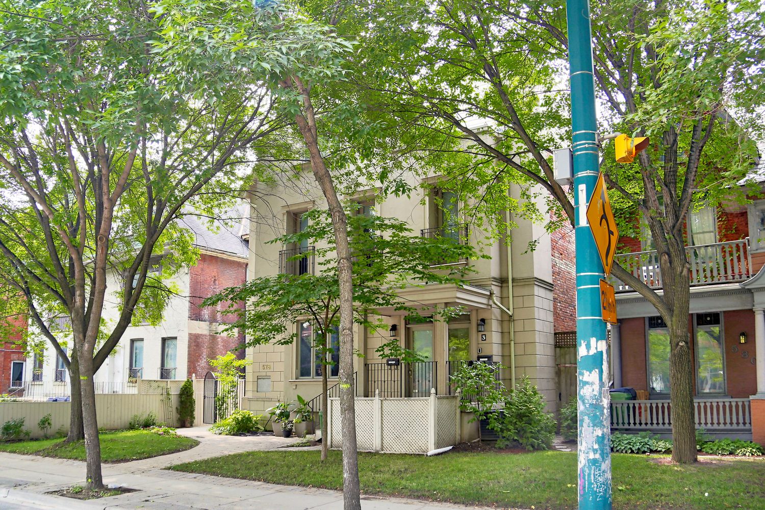 578 Spadina Avenue. 578 Spadina Townhomes is located in  Downtown, Toronto - image #2 of 5