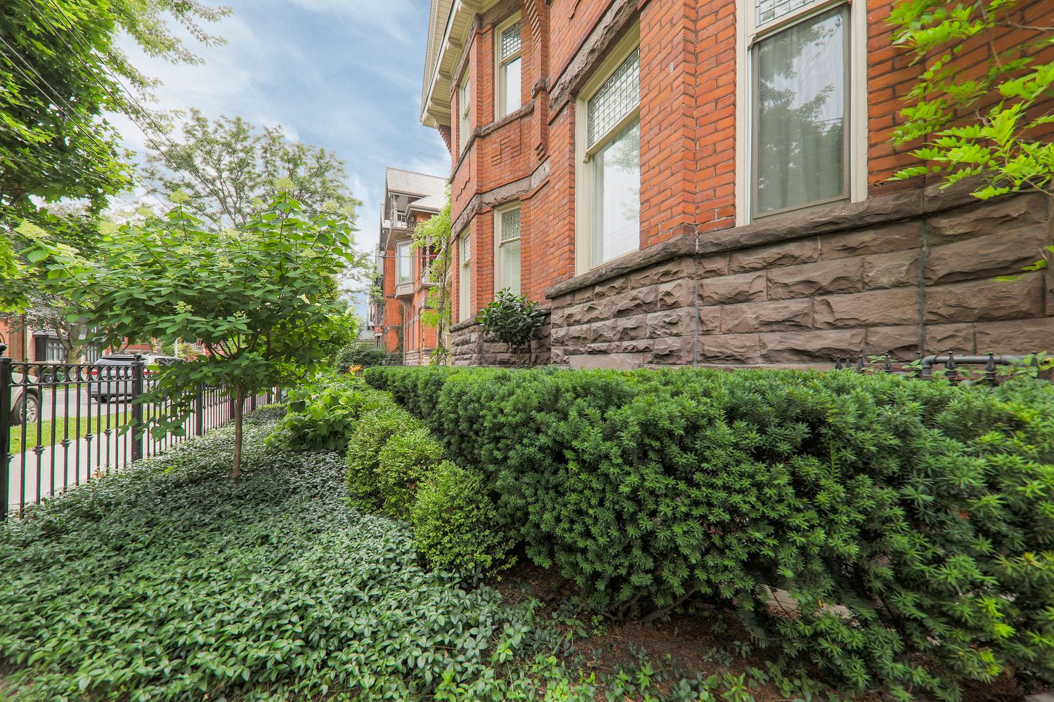 118 Bedford Road. Bedford Mansion Townhomes is located in  Downtown, Toronto - image #2 of 4
