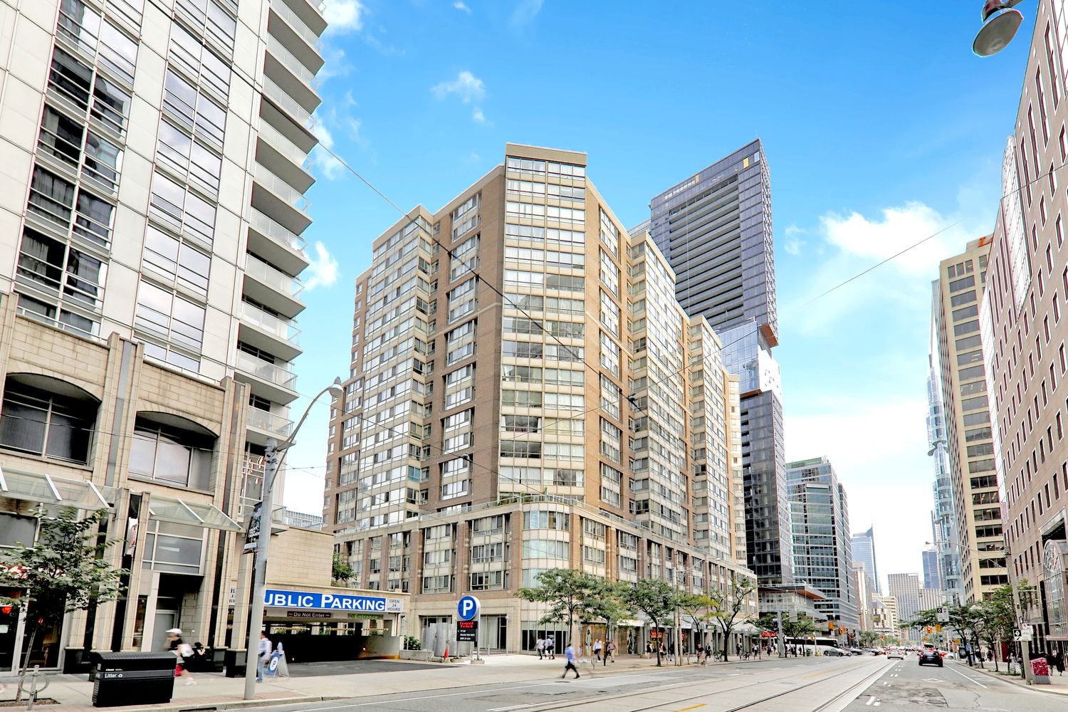 717 Bay Street. The Liberties Condos I & II is located in  Downtown, Toronto - image #1 of 7