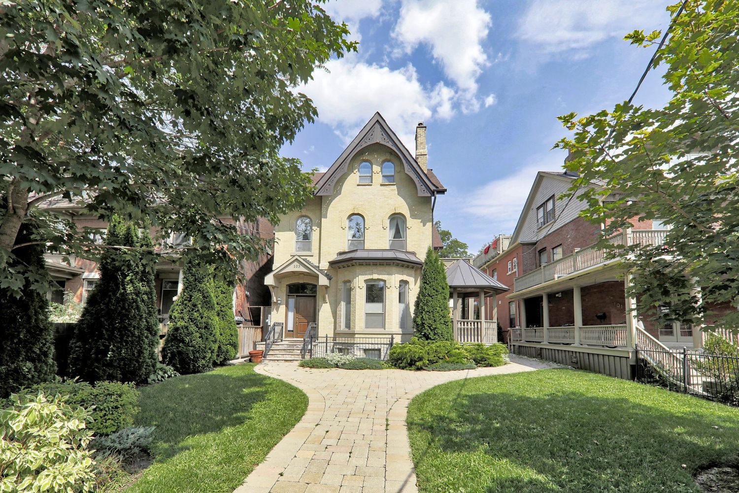 103 Pembroke Street. The Four Courts Cabbagetown is located in  Downtown, Toronto - image #1 of 4