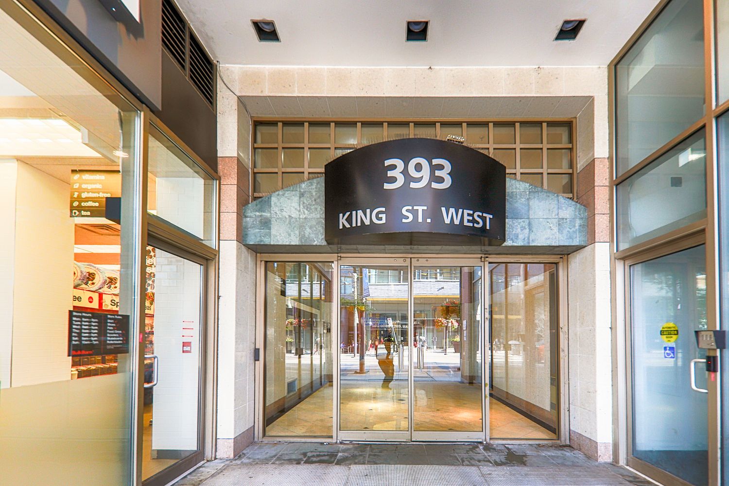 393 King Street W. The 393 On King is located in  Downtown, Toronto - image #3 of 4